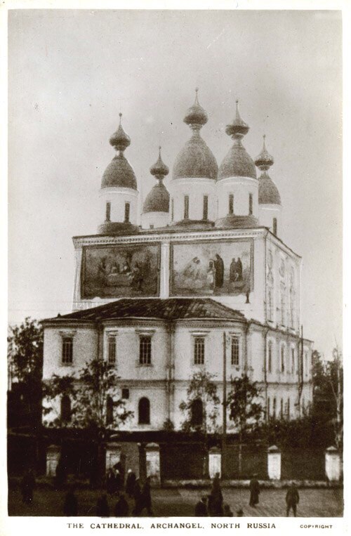 Архангельск. Кафедральный собор Троицы Живоначальной. архивная фотография, Вид на Троицкий собор с крыши дома на Соборной площади. Английская фотография 1918 года