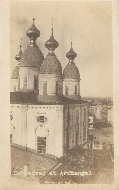 Архангельск. Кафедральный собор Троицы Живоначальной. архивная фотография, Вид на купола Троицкого собора с соборной колокольни. Американская фотография 1918 года