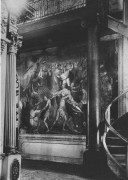 Собор Троицы Живоначальной, Верхний храм. Вид через северный неф на западную стену и неф с винтовой лестницей, созданные по проекту архитектора Е.А.Либеровского (1793 г.). На картине изображена сцена страшного суда. Фотография В.А. Плотникова, 1909 год.<br>, Архангельск, Архангельск, город, Архангельская область