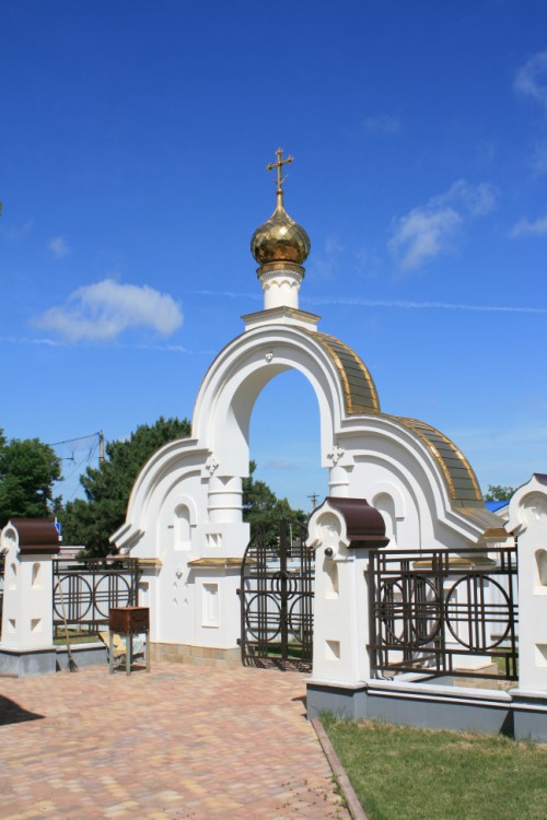 Тбилисская. Церковь Андрея Первозванного. общий вид в ландшафте