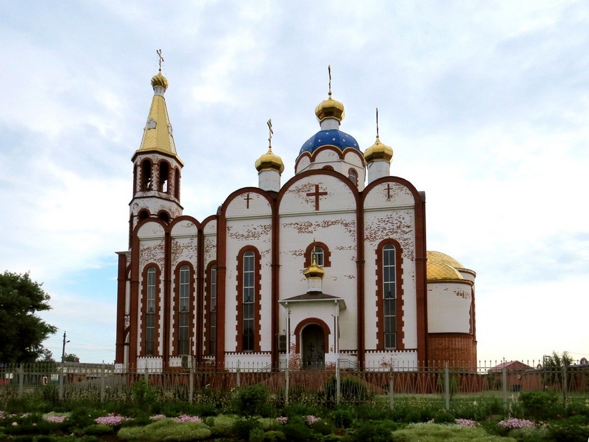 Станица ленинградская. Храм трёх святителей Ленинградская. Храм трех святителей Краснодарский край. Храм станицы Ленинградской. Храм в станице Ленинградской Краснодарского.