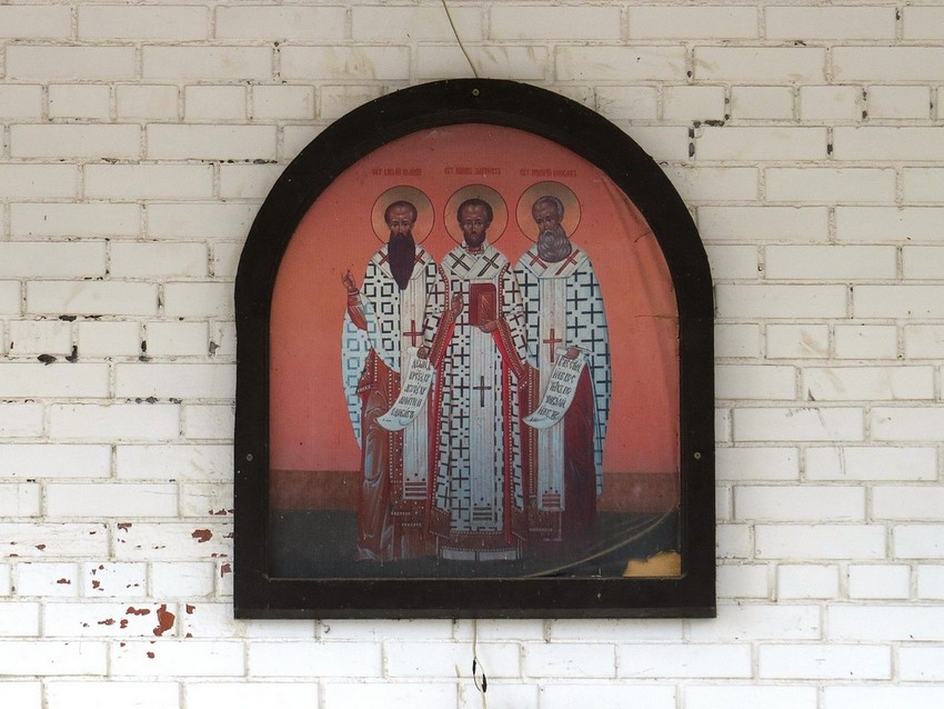 Церковь Трёх Святителей (новая), Ленинградская (Ленинградский район, Краснодарский край). архитектурные детали, Храмовая икона над входом в церковь