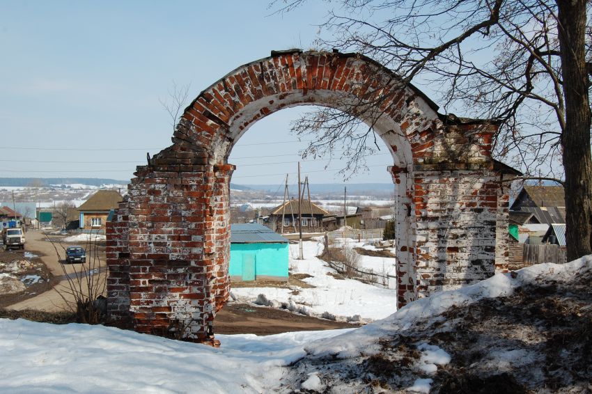 Церковь Троицы Живоначальной, Троицк (Кунгурский район и г. Кунгур, Пермский край). дополнительная информация, вид ворот от храма