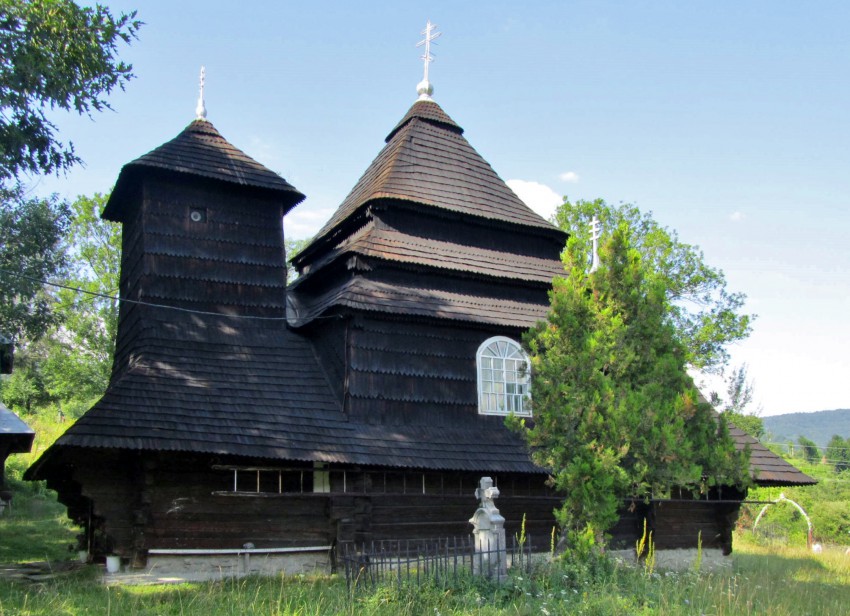 Церковь Михаила Архангела, Ужок (Великоберезнянский район, Украина, Закарпатская область). фасады
