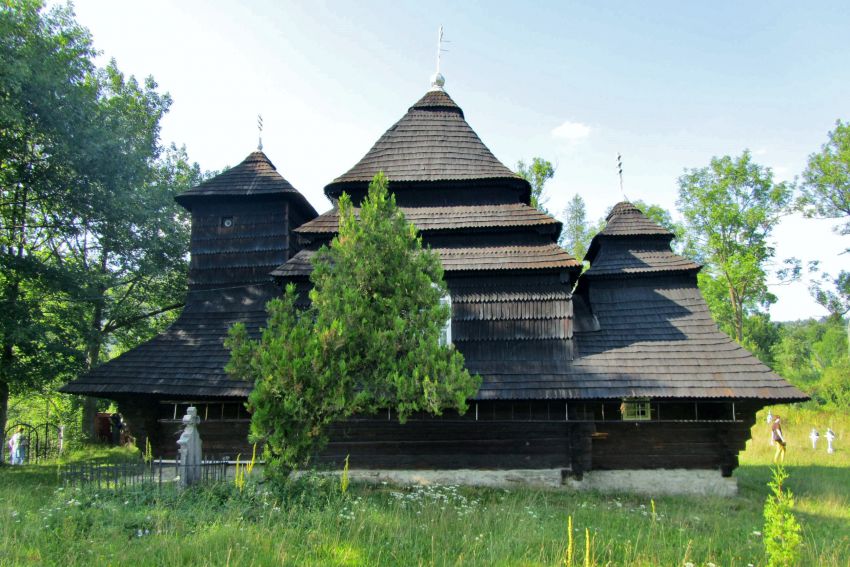 Церковь Михаила Архангела, Ужок (Великоберезнянский район, Украина, Закарпатская область). фасады
