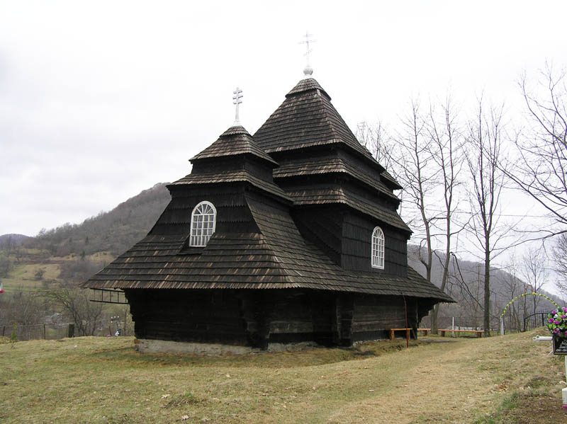 Церковь Михаила Архангела, Ужок (Великоберезнянский район, Украина, Закарпатская область). фасады