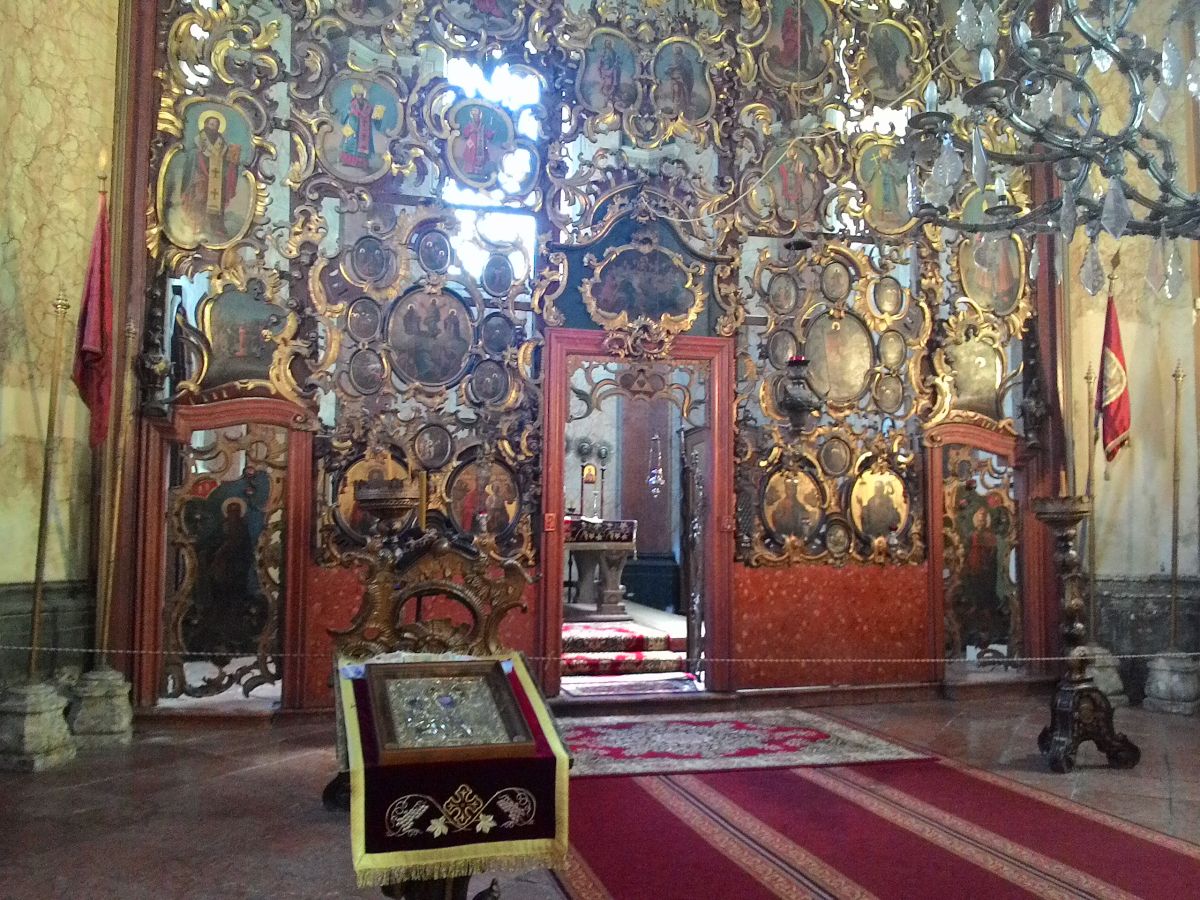 Церковь Перенесения мощей Николая Чудотворца в Бари, Сегед (Венгрия, Прочие страны). интерьер и убранство