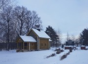 Часовня Казанской иконы Божией Матери, Вид на часовню и памятник погибшим сельчанам<br>, Новое, Дальнеконстантиновский район, Нижегородская область