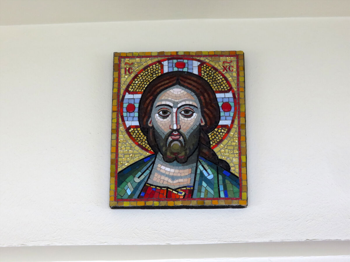 Церковь Царственных страстотерпцев, Войковский (Северный административный округ (САО), г. Москва). дополнительная информация, Образ Спасителя над входом в храм