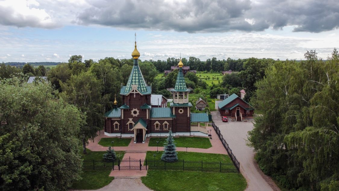 Чернуха. Церковь Воздвижения Креста Господня. общий вид в ландшафте