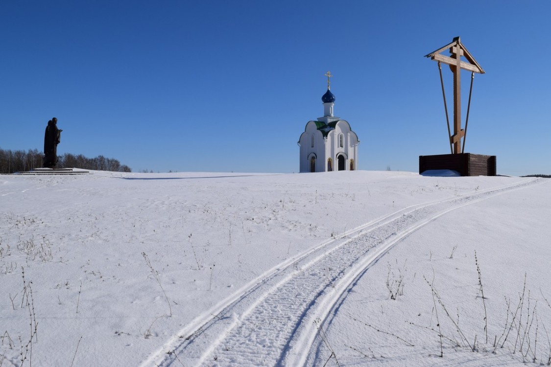Часовня Петра и Февронии, Жайск (Вачский район, Нижегородская область). дополнительная информация, Поклоный крест, часовня и памятник Петру и Февроньи Муромским.