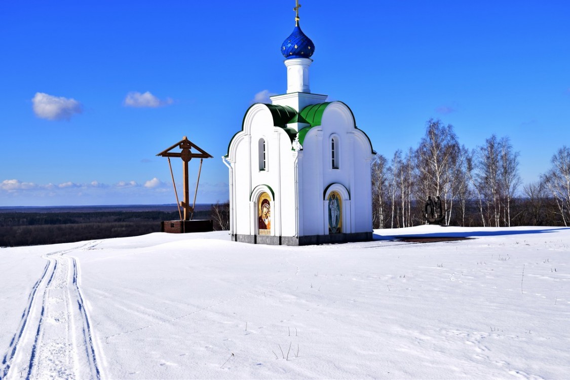 Жайск. Часовня Петра и Февронии. общий вид в ландшафте, Поклоный крест, часовня и памятник Петру и Февроньи Муромским.