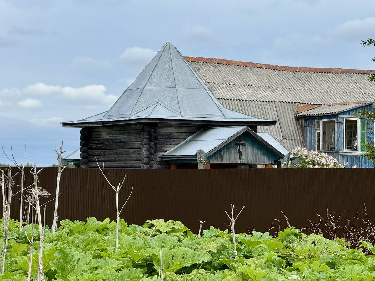 Часовня (?) на территории, архитектурные детали. Важкурский Богородице-Рождественский монастырь, Важкурья (Корткеросский район, Республика Коми)