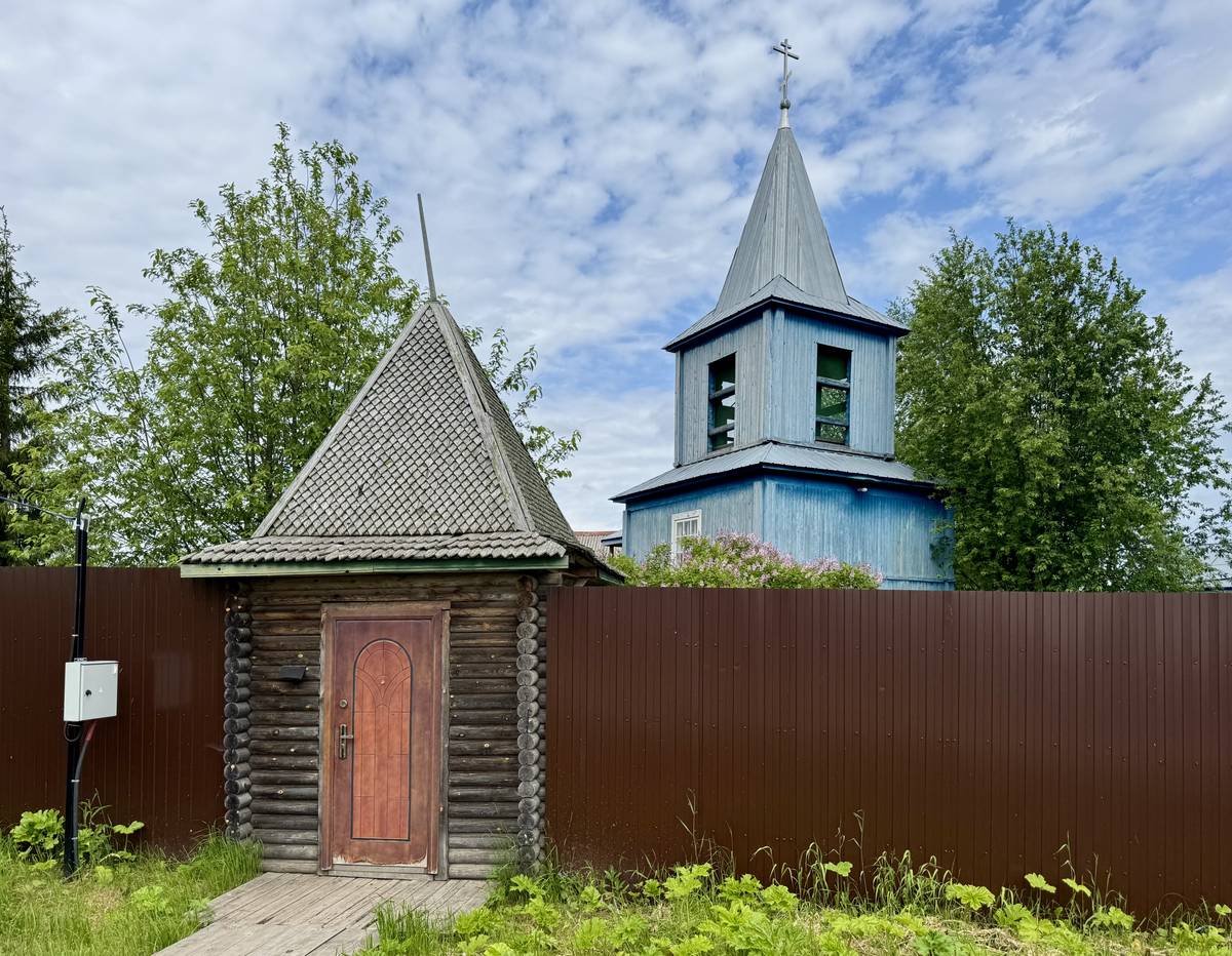 Ворота и колокольня, фасады. Важкурский Богородице-Рождественский монастырь, Важкурья (Корткеросский район, Республика Коми)