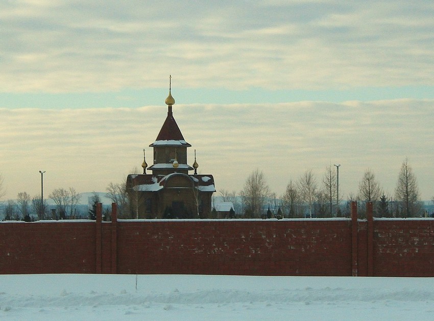 Тольятти. Церковь Всех Святых на Новом кладбище. общий вид в ландшафте, Вид с Обводного шоссе