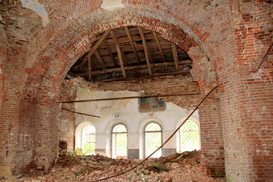 Церковь Троицы Живоначальной, Старица (Свечинский район, Кировская область). интерьер и убранство, Вид на алтарную часть.