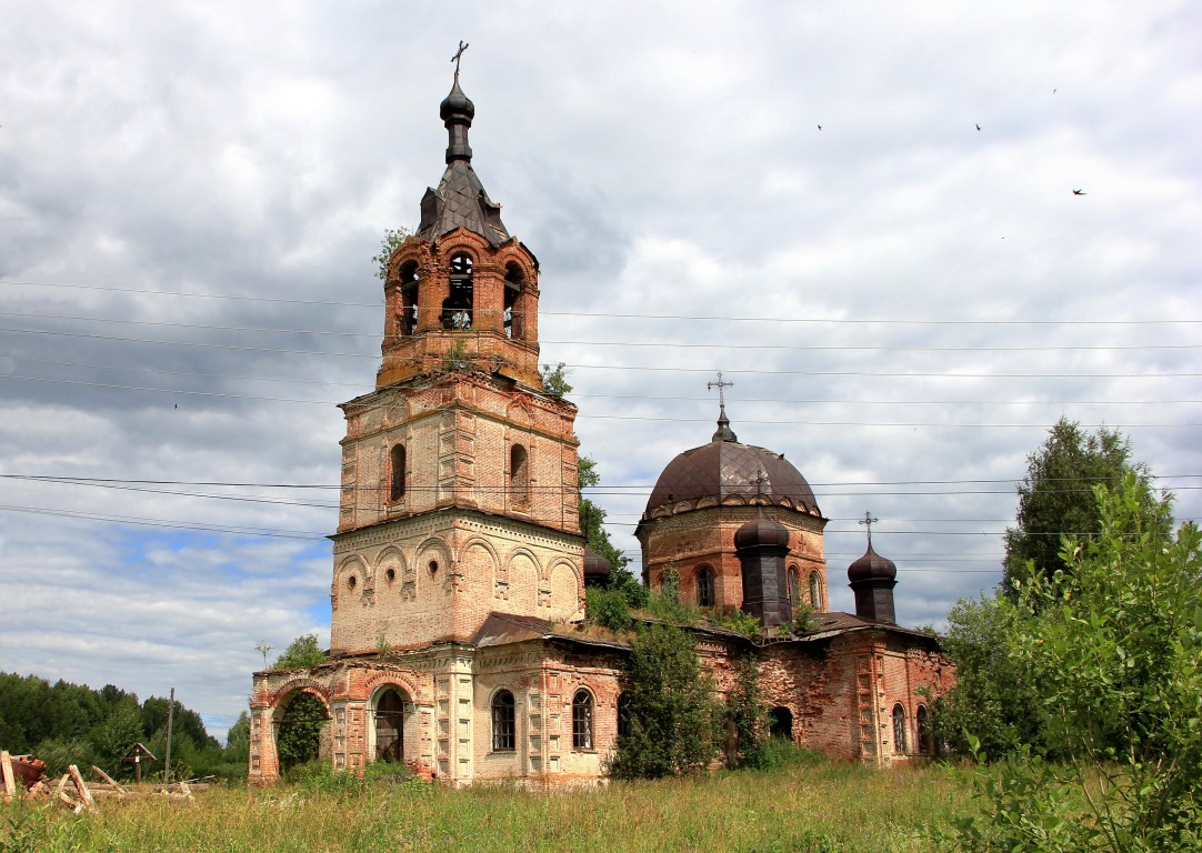 Старица. Церковь Троицы Живоначальной. фасады