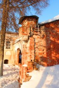 Церковь Преображения Господня (новая), Фрагмент сохранившегося западного фасада храма с пристроенной к нему стеной жилого дома<br>, Полотняный Завод, Дзержинский район, Калужская область