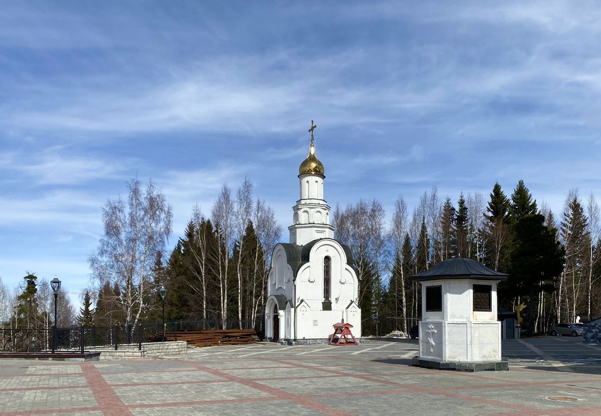 Вид с юго-запада, общий вид в ландшафте. Часовня Кирилла и Мефодия, Ханты-Мансийск (Ханты-Мансийский район и г. Ханты-Мансийск, Ханты-Мансийский автономный округ)