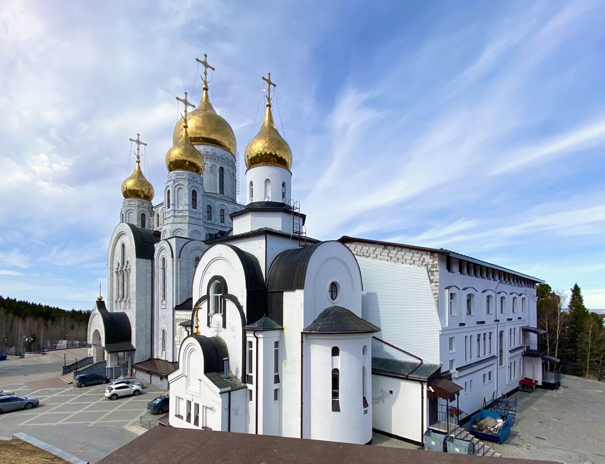 Церковь Владимира равноапостольного, Ханты-Мансийск (Ханты-Мансийский район и г. Ханты-Мансийск, Ханты-Мансийский автономный округ). фасады, Вид с юго-востока, позади левее кафедральный собор