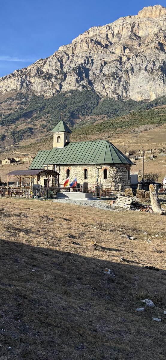 общий вид в ландшафте. Церковь Михаила Архангела, Верхний Мизур (Алагирский район, Республика Северная Осетия-Алания)