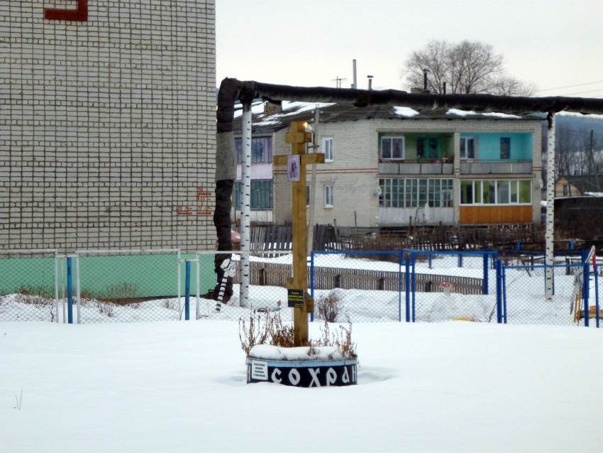 Церковь Рождества Христова, Ховрино (Вешкаймский район, Ульяновская область). интерьер и убранство, Поклоный крест на месте церкви