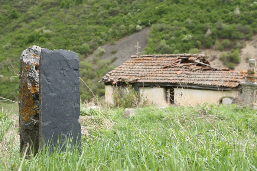 Часовня Иоанна Предтечи, Харисджин (Алагирский район, Республика Северная Осетия-Алания). общий вид в ландшафте