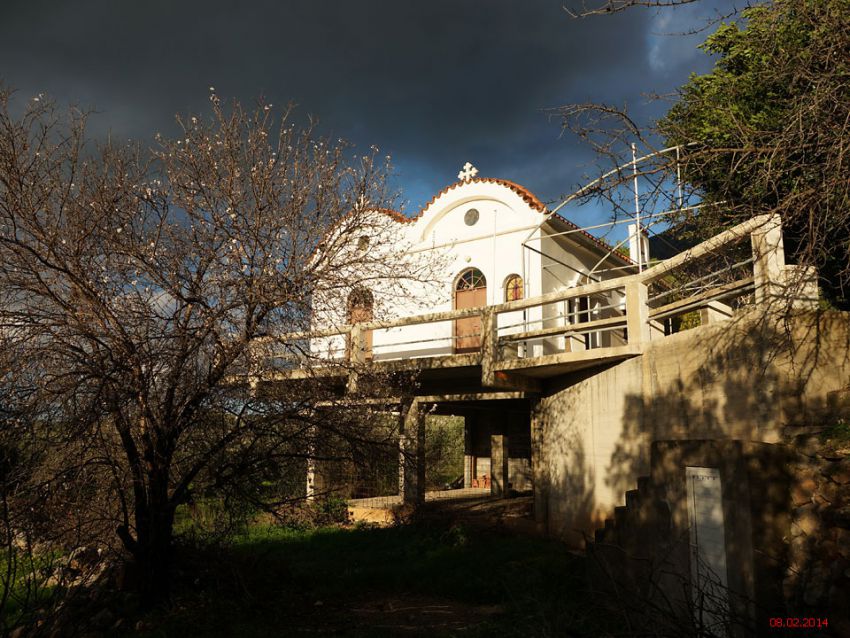 Церковь Космы и Дамиана и Анастасии, Кавусион (Крит (Κρήτη), Греция). общий вид в ландшафте