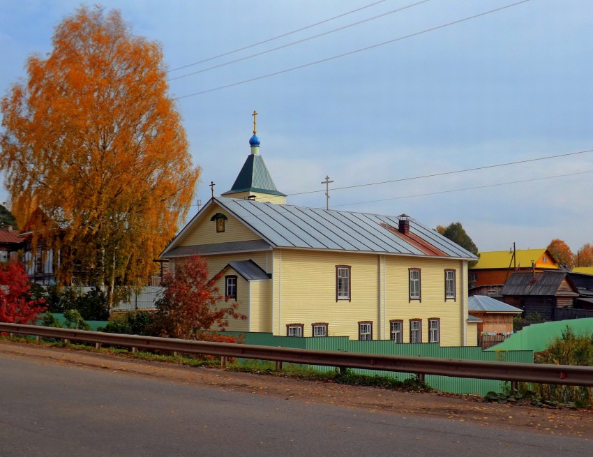 Даровской. Церковь Троицы Живоначальной. общий вид в ландшафте