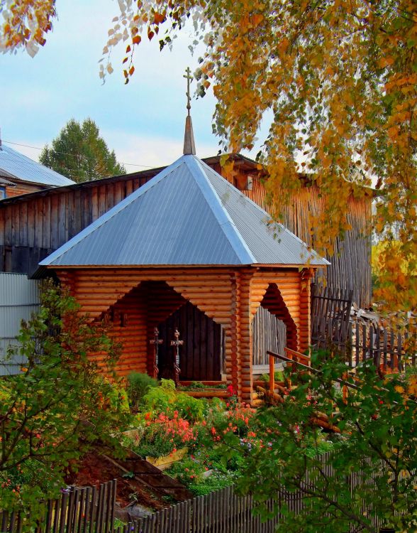 Церковь Троицы Живоначальной, Даровской (Даровской район, Кировская область). дополнительная информация, Часовня, находящаяся на территории церкви. Построена и освящена в 2010 году. В часовне находятся 2 могилы детей священнослужителя, сгоревших в 2009 году