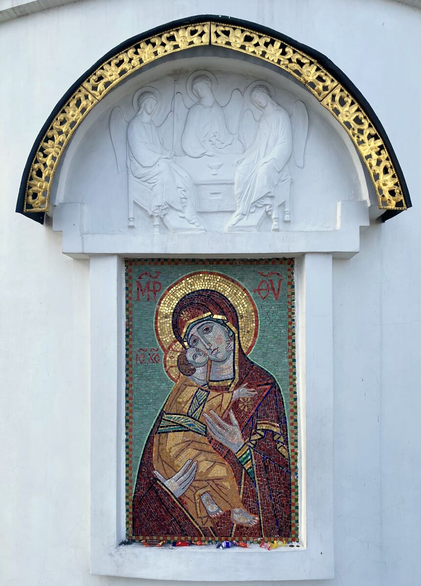 Часовня Владимирской иконы Божией Матери, Слуцк (Слуцкий район, Беларусь, Минская область). архитектурные детали, Образ Богоматери на восточной стене