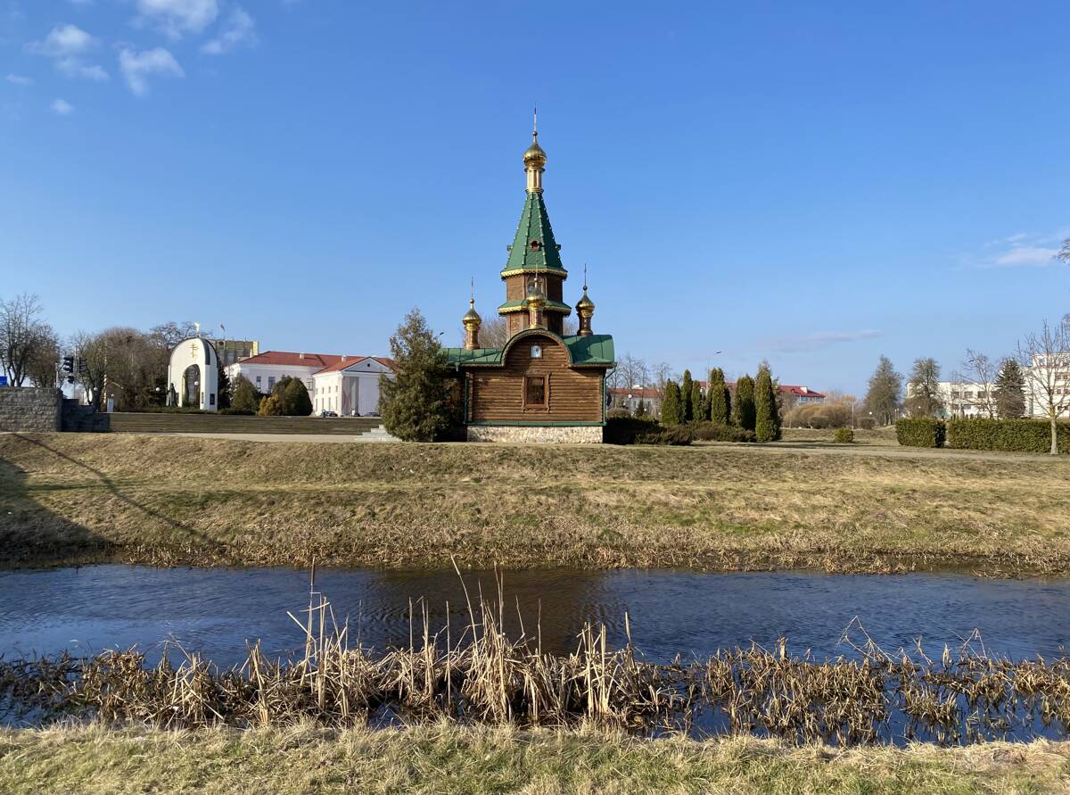Часовня Варвары великомученицы, Слуцк (Слуцкий район, Беларусь, Минская область). общий вид в ландшафте, Вид с юга через Случь