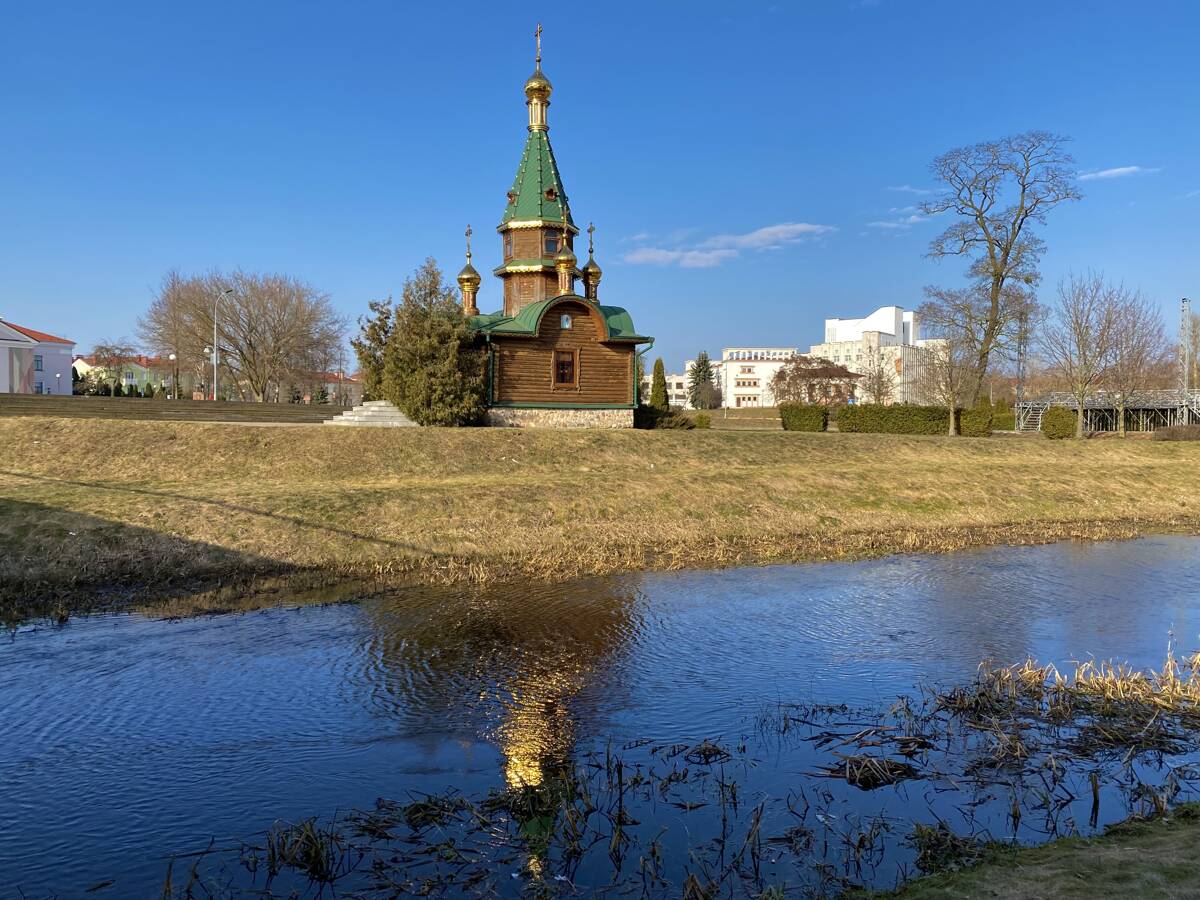 Часовня Варвары великомученицы, Слуцк (Слуцкий район, Беларусь, Минская область). художественные фотографии, Вид от устоев моста через Случь