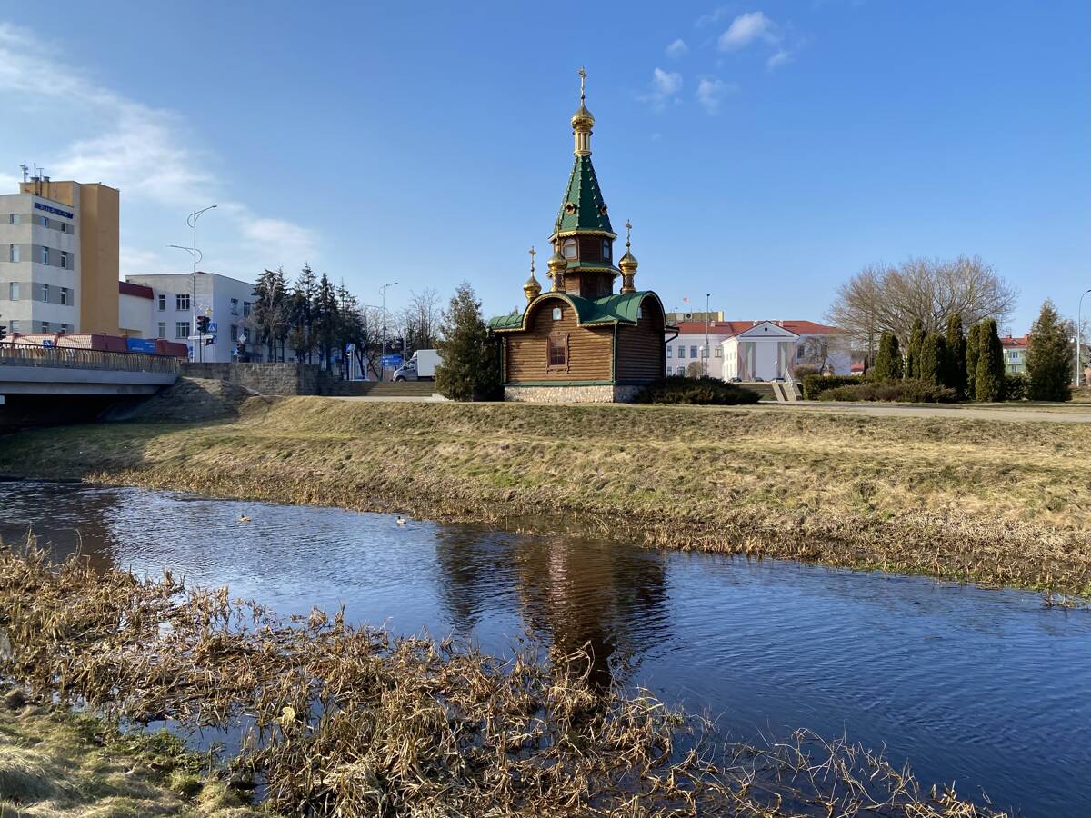 Часовня Варвары великомученицы, Слуцк (Слуцкий район, Беларусь, Минская область). общий вид в ландшафте, Вид с юго-востока через Случь