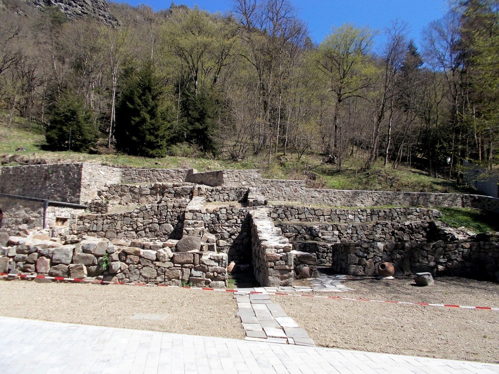 Георгиевский монастырь (Мцване), Читахеви (Самцхе-Джавахети, Грузия). дополнительная информация, Фундаменты построек в монастырской ограде
