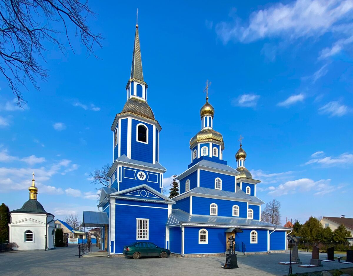 Кафедральный собор Михаила Архангела, Слуцк (Слуцкий район, Беларусь, Минская область). фасады, Вид с юго-запада, слева Владимирская часовня