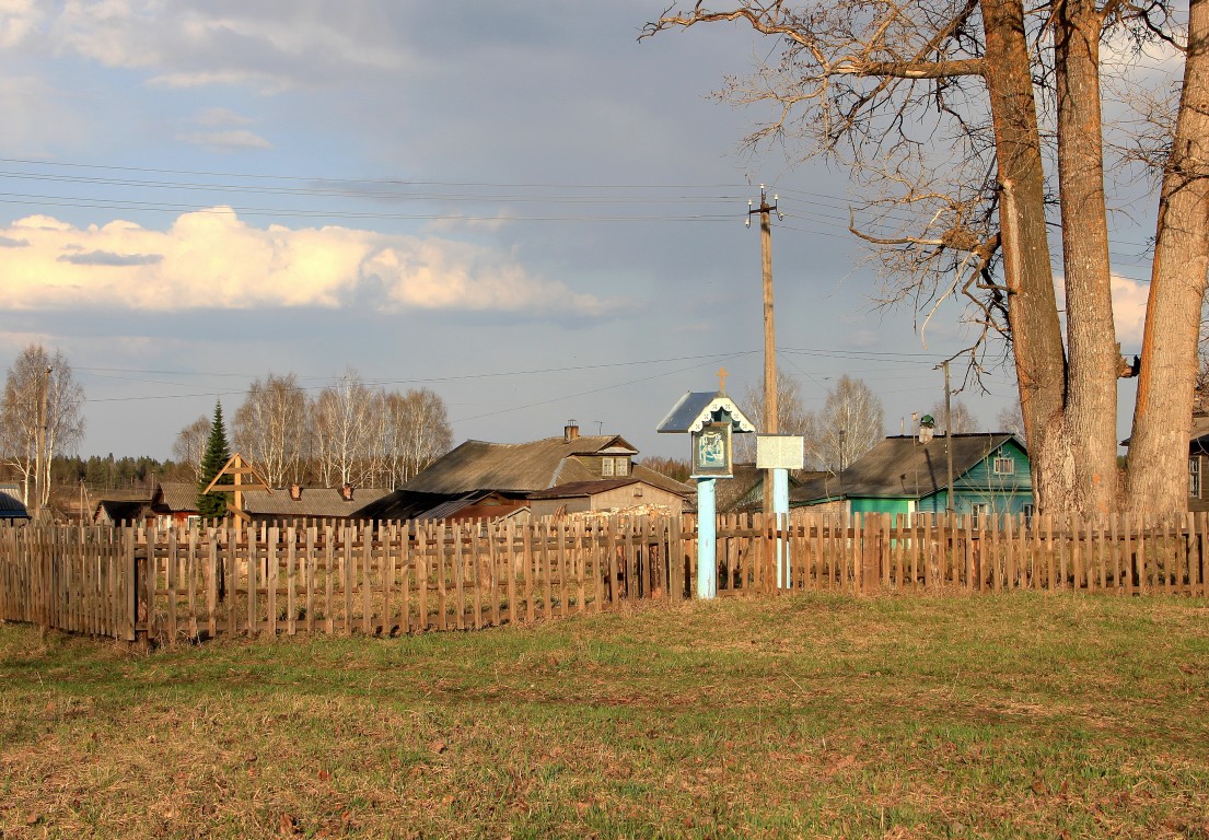 Церковь Рождества Пресвятой Богородицы (старая), Боровка (Котельничский район, Кировская область). общий вид в ландшафте, Церковь полностью сгорела в 1995г. На ее месте установлен памятный крест.