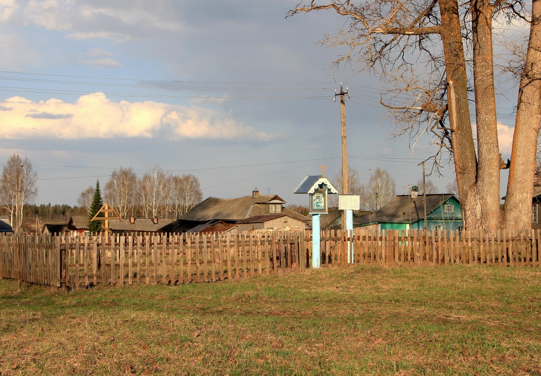 Боровка. Церковь Рождества Пресвятой Богородицы (старая). общий вид в ландшафте, Церковь полностью сгорела в 1995г. На ее месте установлен памятный крест.