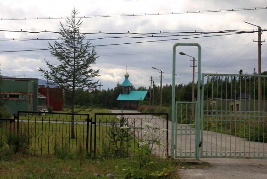 Часовня Сергия Радонежского в Полярно-Альпийском ботаническом саду-институте им. Н. А. Аврорина, Кировск (Кировск, город, Мурманская область). дополнительная информация, Вид с шоссе
