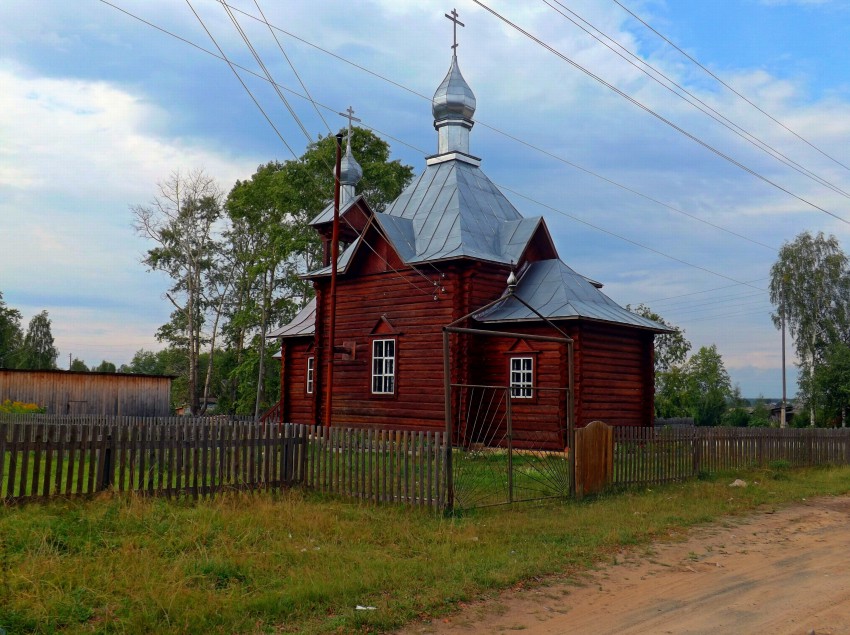 Церковь Покрова Пресвятой Богородицы (новая), Чёрная Холуница (Омутнинский район, Кировская область). общий вид в ландшафте