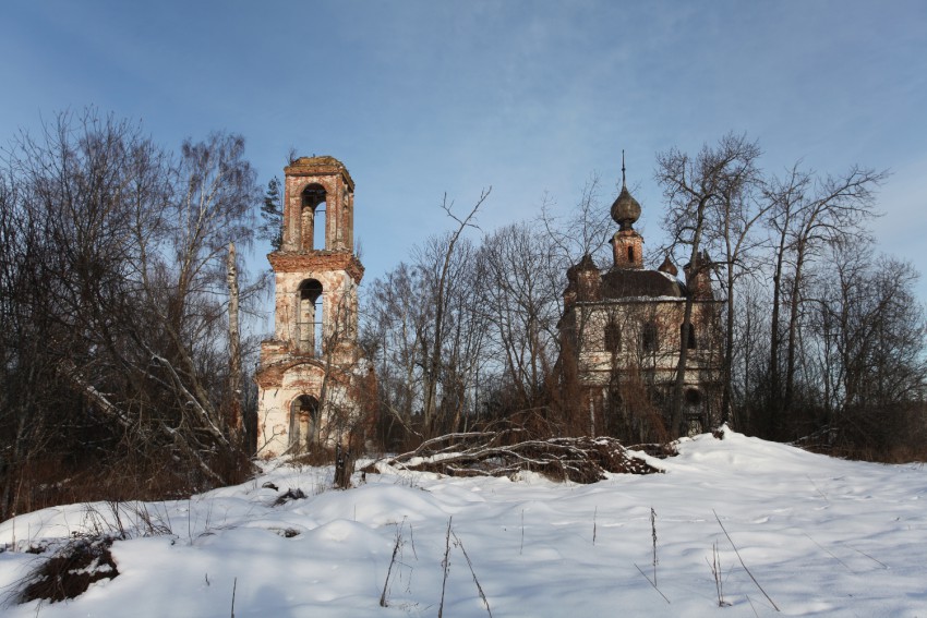 Троицкое на Соти. Церковь Троицы Живоначальной. общий вид в ландшафте