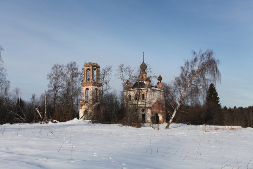 Троицкое на Соти. Церковь Троицы Живоначальной. общий вид в ландшафте