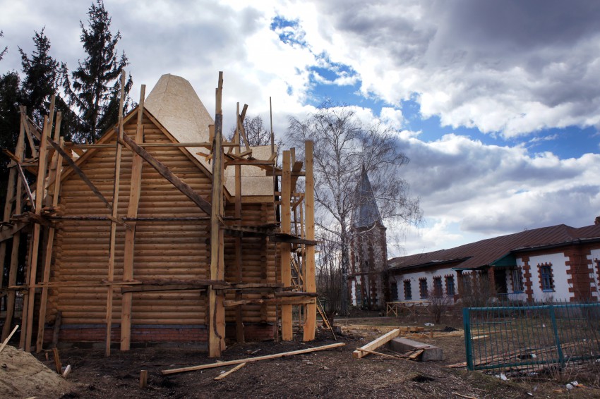Барятинский Софийский женский монастырь, Барятино (Данковский район, Липецкая область). общий вид в ландшафте, На переднем плане свежий сруб, скорее всего это будущая церковь или часовня