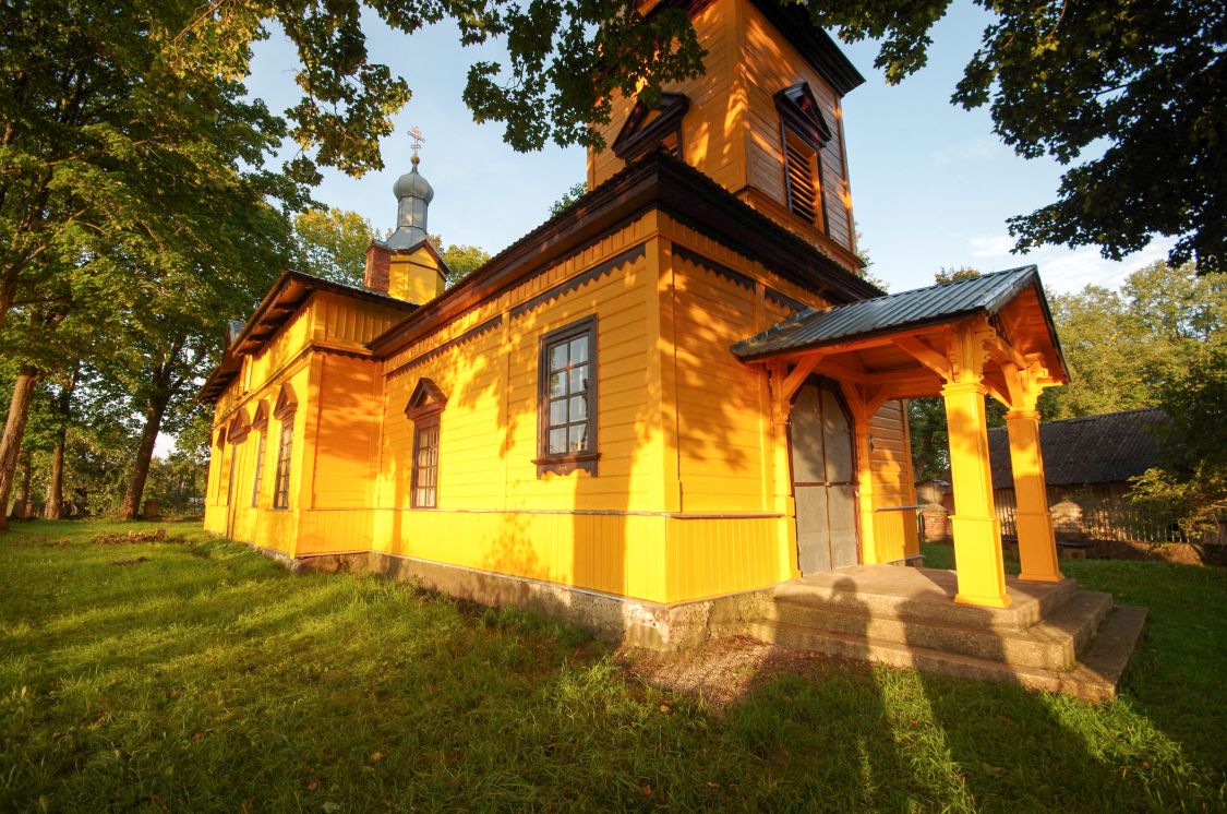 Церковь Покрова Пресвятой Богородицы, Скрудалиена (Аугшдаугавский край, Латвия). фасады, Вход в храм.