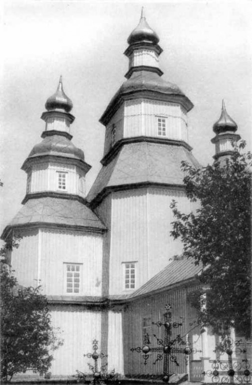 Церковь Троицы Живоначальной, Пустовойтовка (Роменский район, Украина, Сумская область). архивная фотография, Троицкая церковь, которую Стефан Андреевич Таранушенко успел зафиксировать в 1929 г. Уже тогда здание готовилось к уничтожению, с куполов сняли кресты… Фото из личного альбома С.А. Таранушенко. Адрес хранения: Институт рукописи Национальной библиотеки Украины им. И. Вернадского
