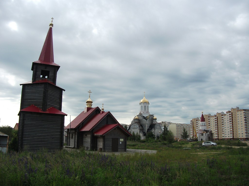 Церковь Лидии мученицы (деревянная), Калининград (Калининградский городской округ, Калининградская область). фасады, вдалеке часовня и строительство каменной церкви Лидии мученицы