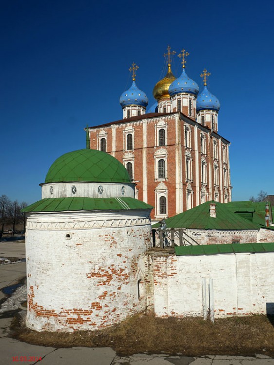 Рязань. Спасо–Преображенский монастырь. Часовня Пантелеимона Целителя. общий вид в ландшафте