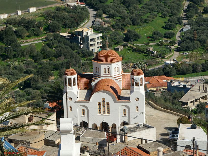 Крица. Церковь Георгия Победоносца. общий вид в ландшафте