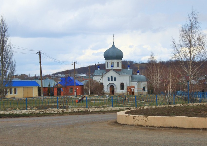 Церковь Космы и Дамиана, Новосемейкино (Красноярский район, Самарская область). общий вид в ландшафте