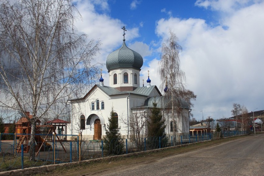 Новосемейкино. Церковь Космы и Дамиана. общий вид в ландшафте